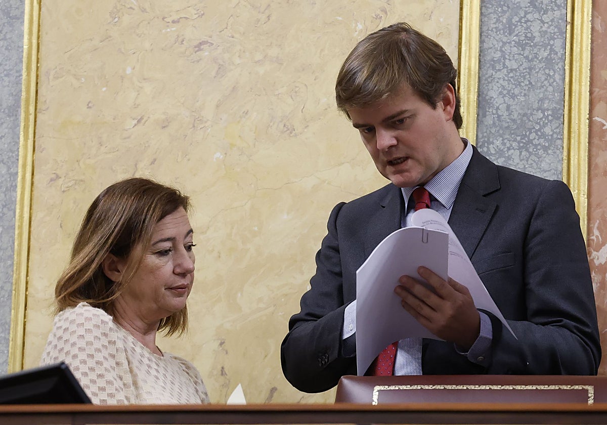La presidenta del Congreso, Francina Armengol, con el letrado mayor de la Cámara Baja, Fernando Galindo
