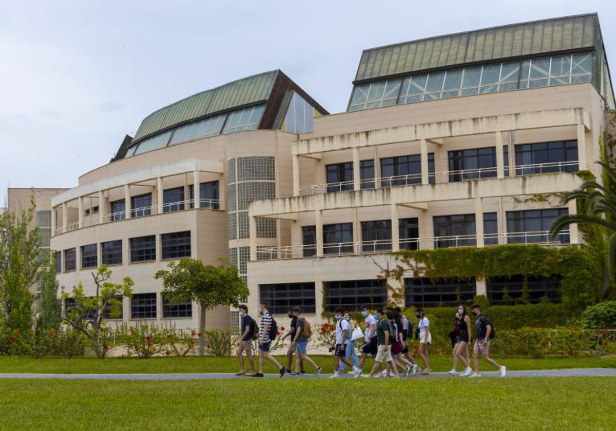 Estudiantes en el campus de la Universidad de Alicante