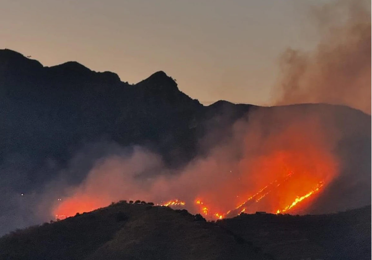 El incendio, de gran virulencia, obligó a desalojar varias fincas