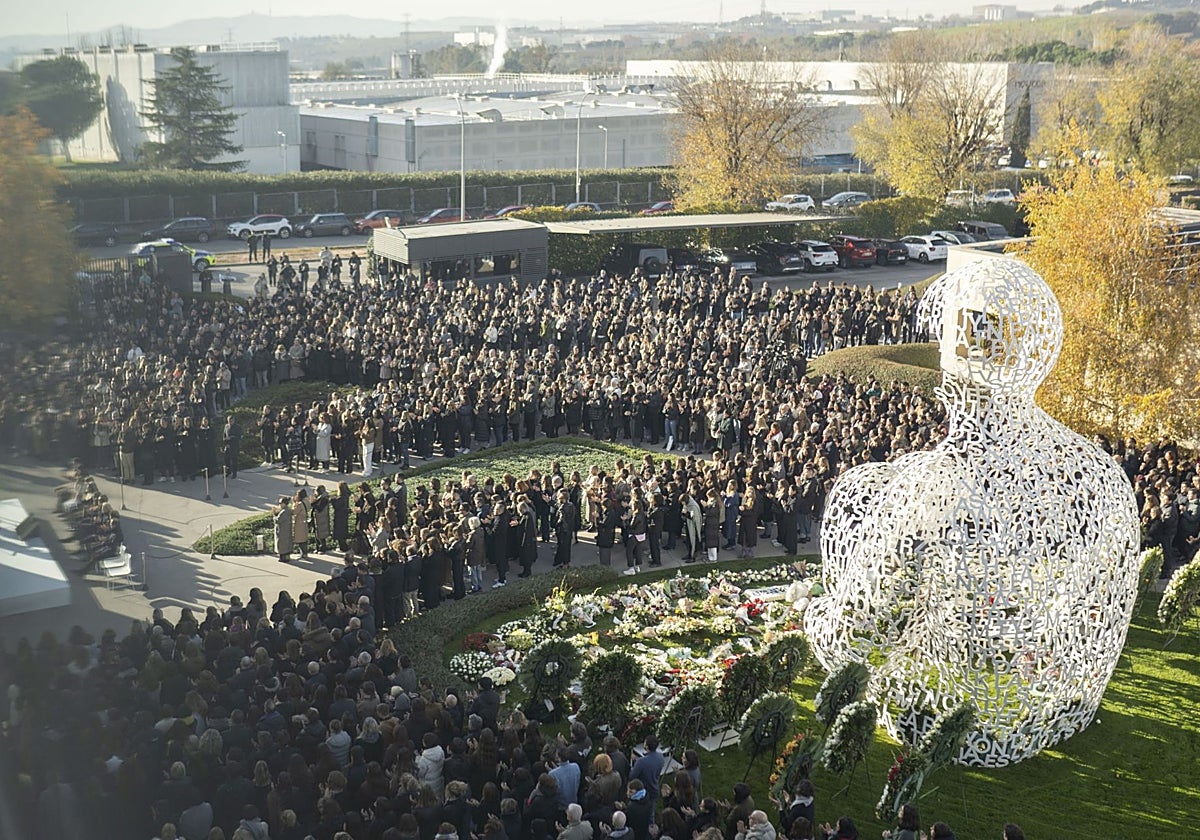 La plantilla de Mango reunida hoy en el Campus Mango en Palau-solità i Plegamans (Barcelona)