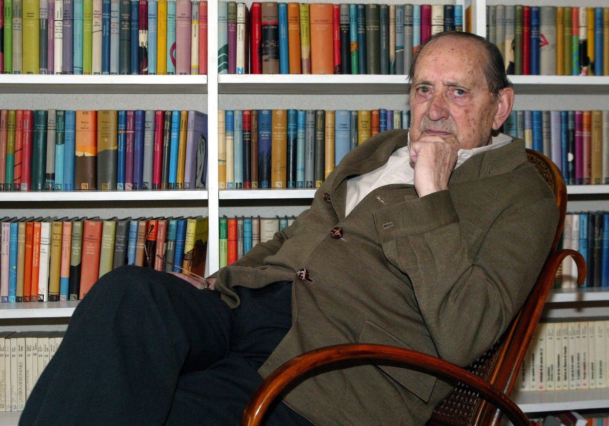 Miguel Delibes, junto a su biblioteca en su domicilio de Valladolid