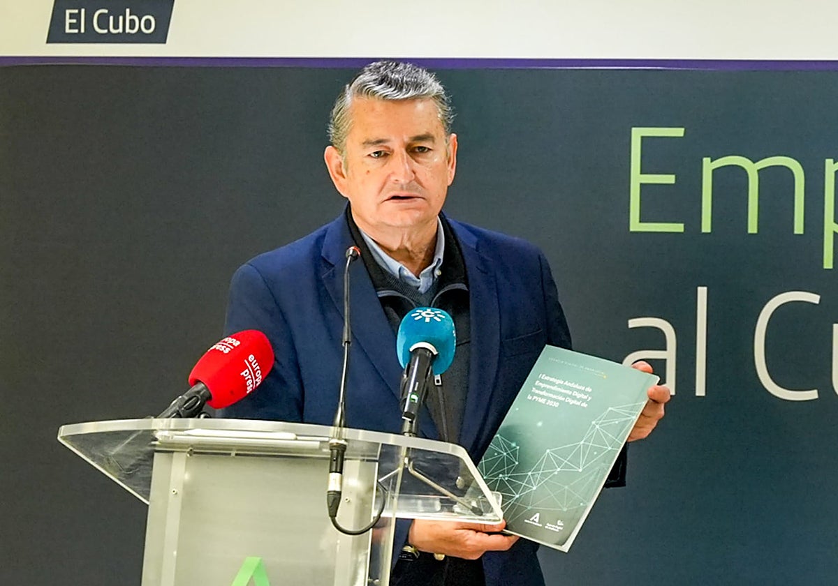 Antonio Sanz, en su visita a El Cubo de Sevilla