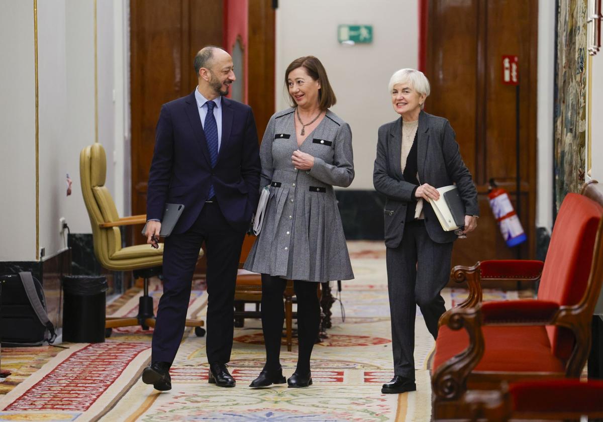 Francina Armengol (c), a su llegada a la reunión de la Mesa del Congreso este martes