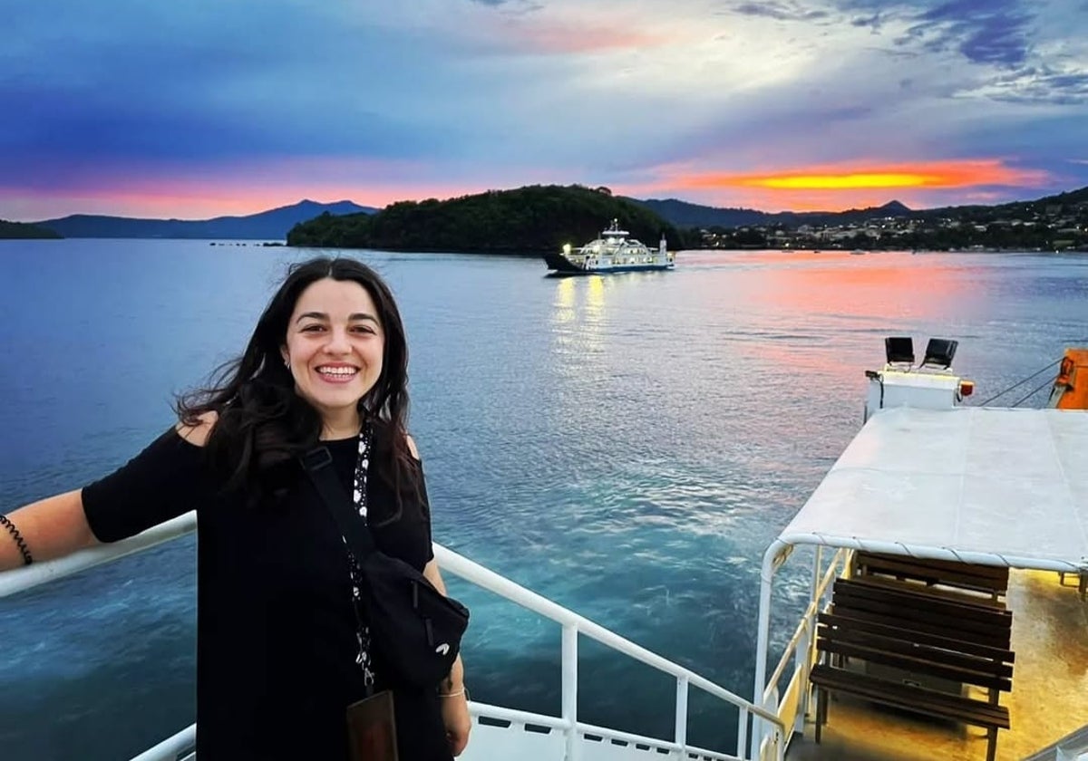 Cristina, con uno de los bellos paisajes de las islas Mayotte al fondo, antes del paso del ciclón Chido