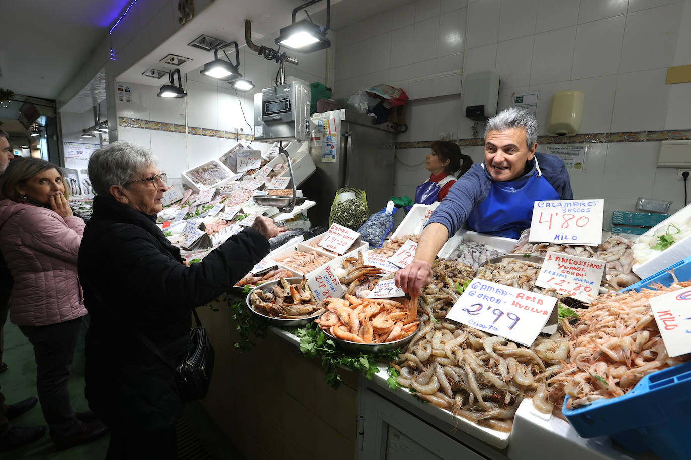 Las compras para las comidas de Navidad en Córdoba, en imágenes