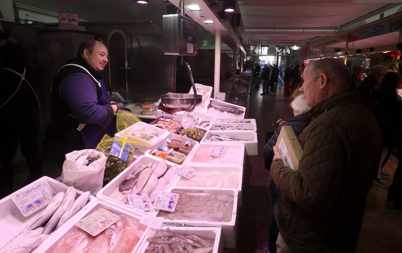 Las compras para las comidas de Navidad en Córdoba, en imágenes