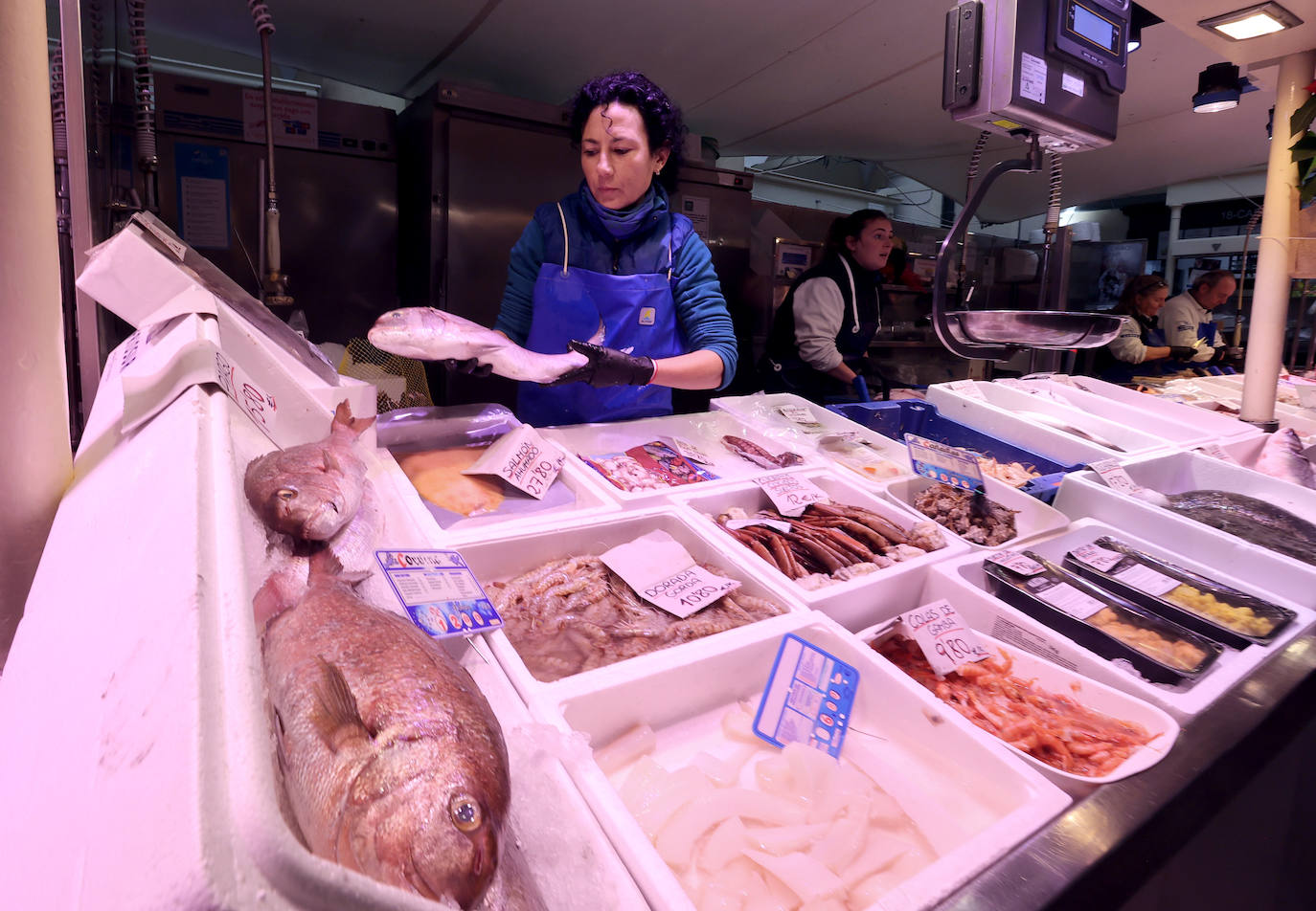 Las compras para las comidas de Navidad en Córdoba, en imágenes