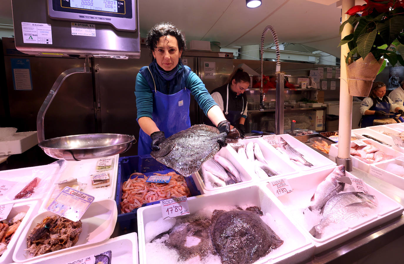 Las compras para las comidas de Navidad en Córdoba, en imágenes