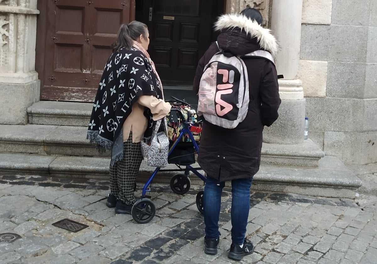 Dolores y Rocío, esta mañana a las puertas de la Audiencia de Toledo