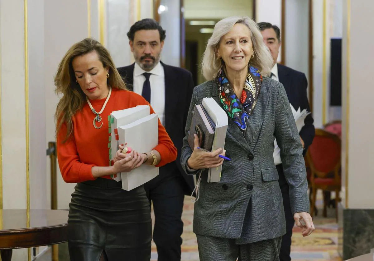 Carmen Navarro (izquierda) y Marta González, a su llegada a la reunión de la Mesa del Congreso