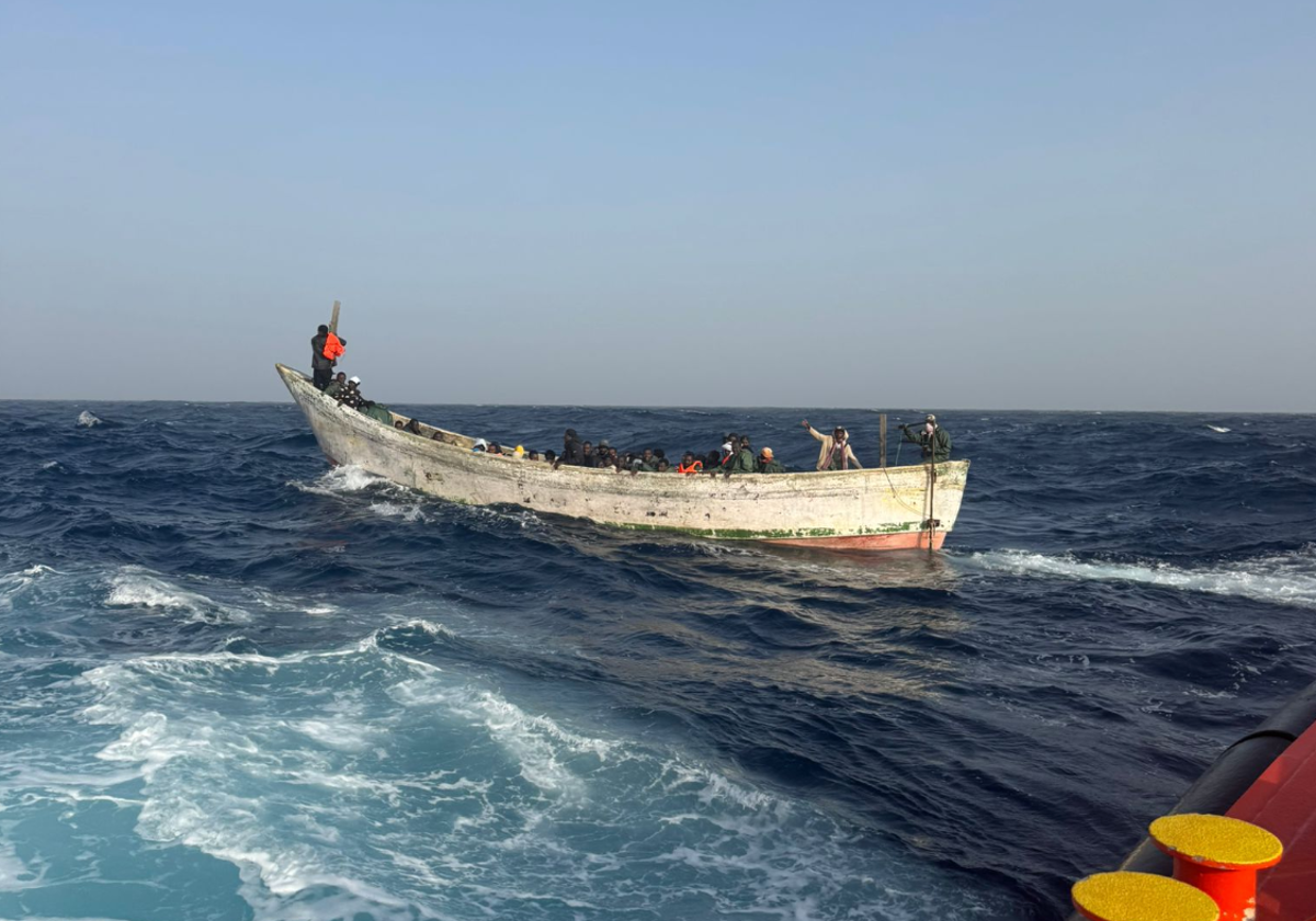 Localización de un cayuco con 74 personas a bordo en aguas de El Hierro esta tarde