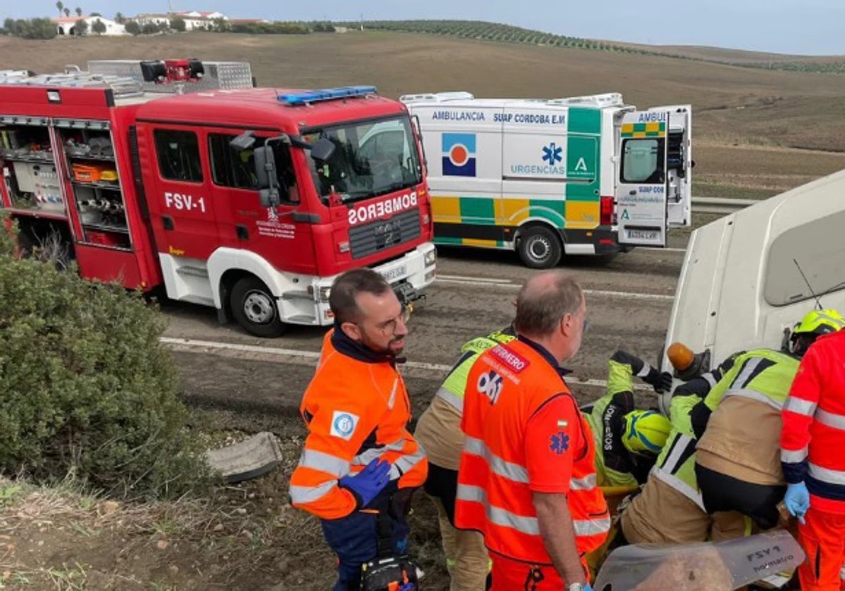 Personal sanitario y de emergencias durante una atención en un accidente