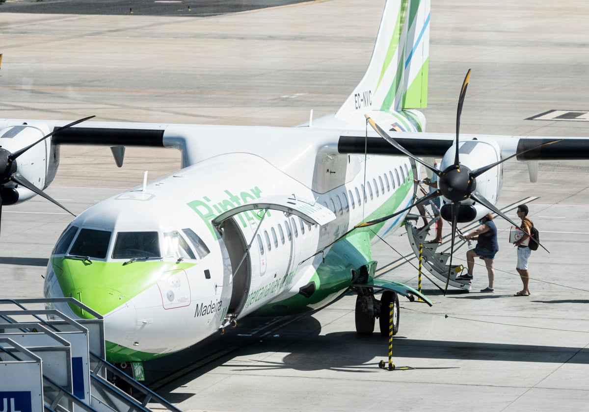 Una aeronave de Binter en un aeropuerto