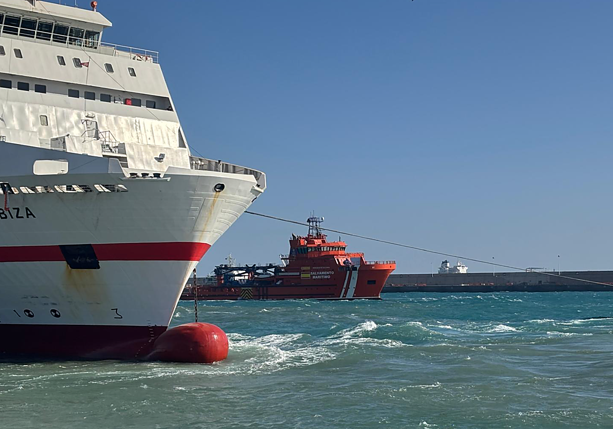El buque Ciudad de Ibiza golpea el muelle de Dársena África en el Puerto de las Palmas durante la maniobra de cambio de atraque