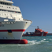 Un ferry impacta contra un muelle del Puerto de Las Palmas tras un golpe de viento