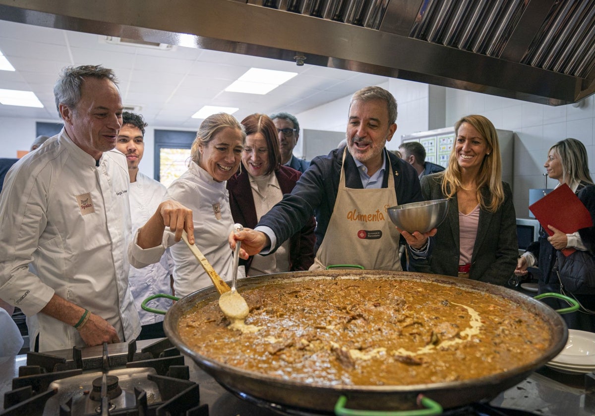 El alcalde collboni, a los fogones, con los participantes en la iniciativa