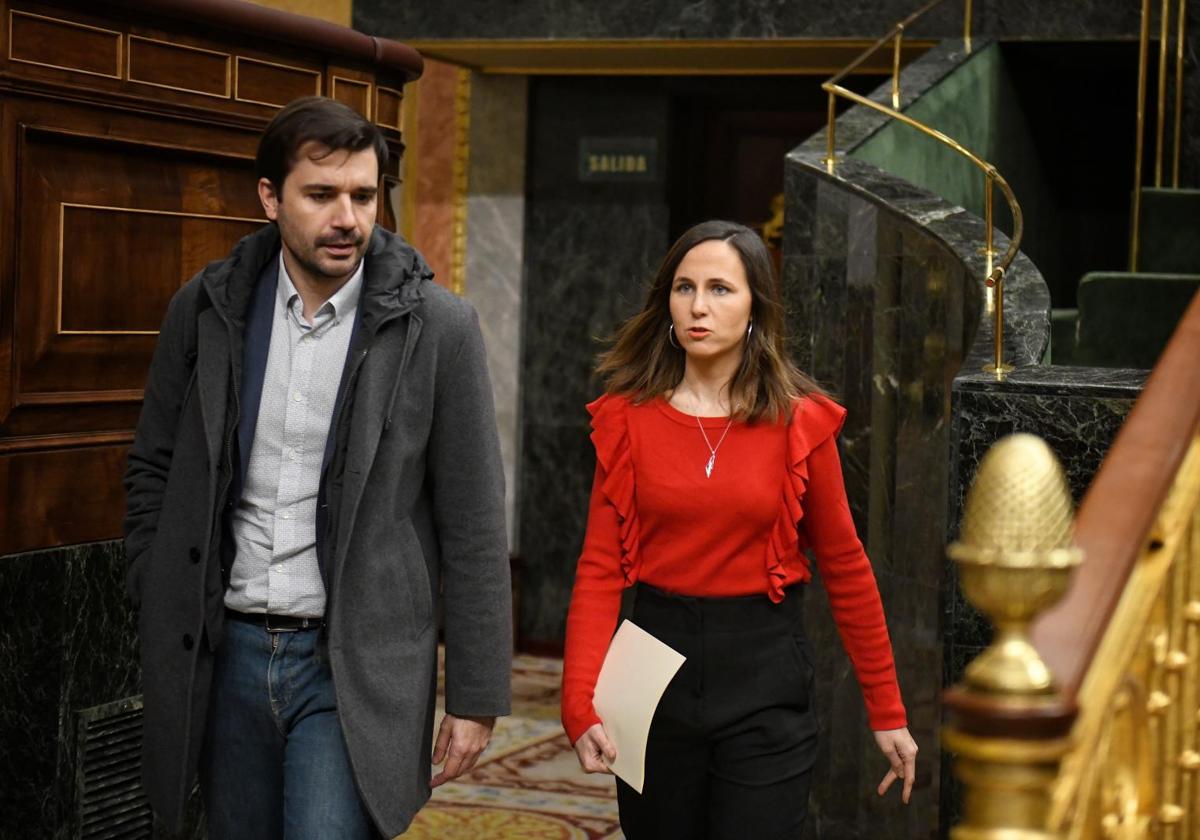 El portavoz de Podemos en el congreso, Javier Sánchez Serna, y la líder de Podemos, Ione Belarra