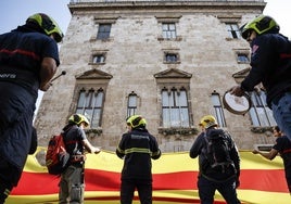 Bomberos se manifiestan en Valencia para denunciar la «incompetencia» y «descoordinación» en la DANA