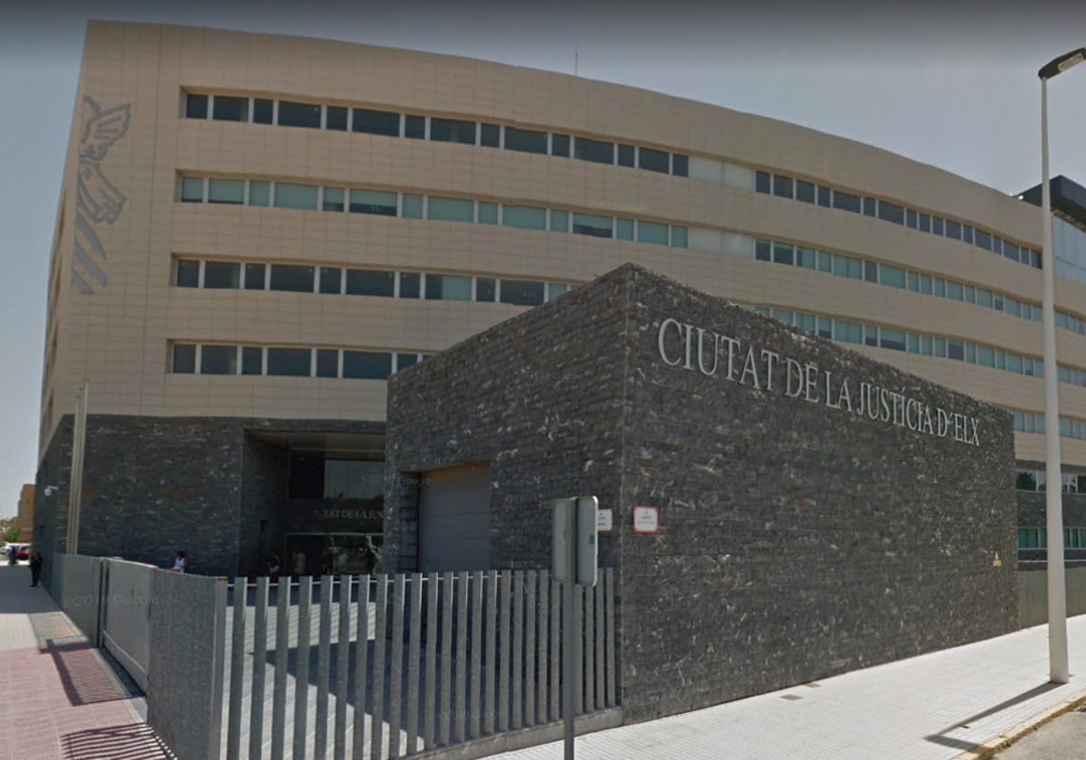 Sede en Elche de la Audiencia Provincial, donde se ha celebrado el juicio por el asesinato del niño y los malos tratos a su gemelo