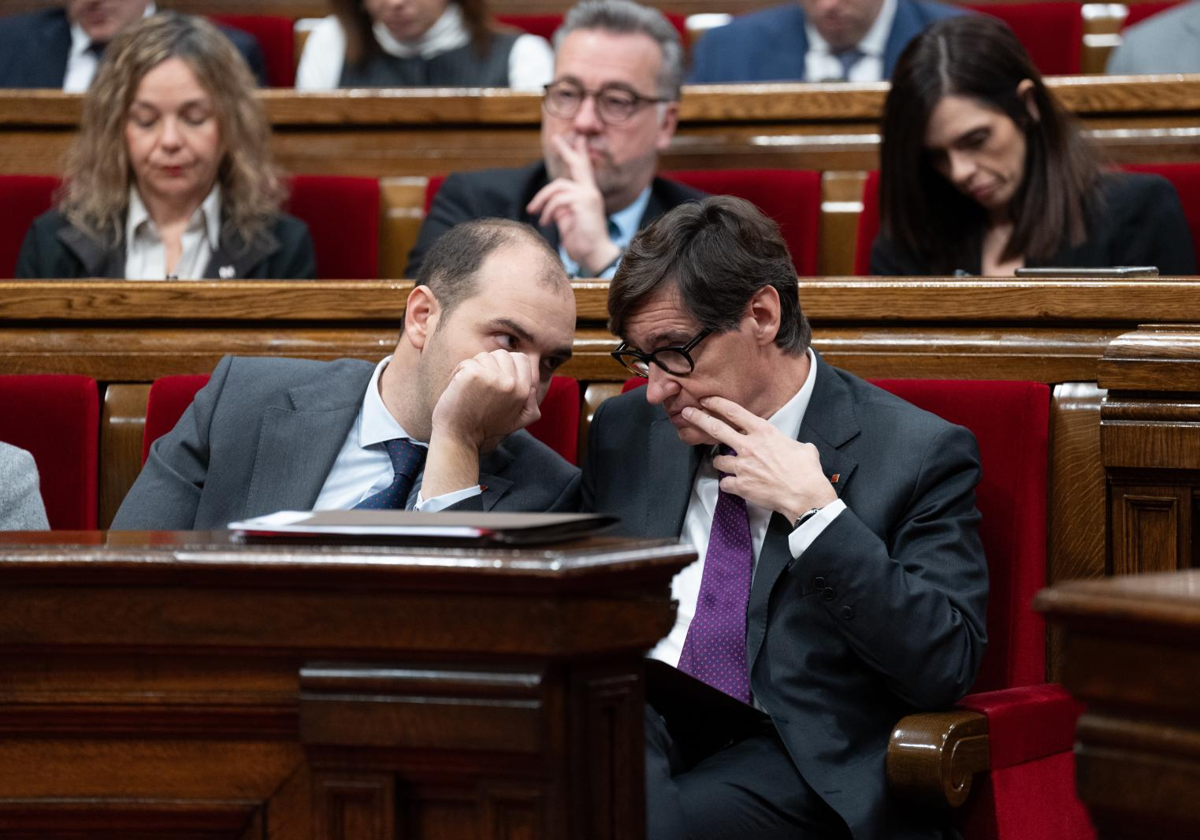 Albert Dalmau, consejero de Presidencia, y Salvador Illa, presidente de la Generalitat de Cataluña, hoy, durante el pleno parlamentario