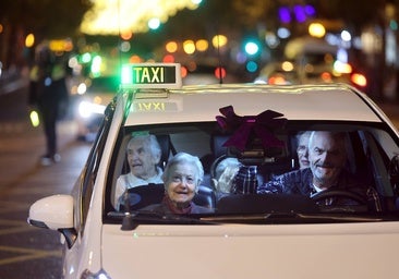 El 'Paseo de la ilusión' de los taxistas a los mayores, en imágenes