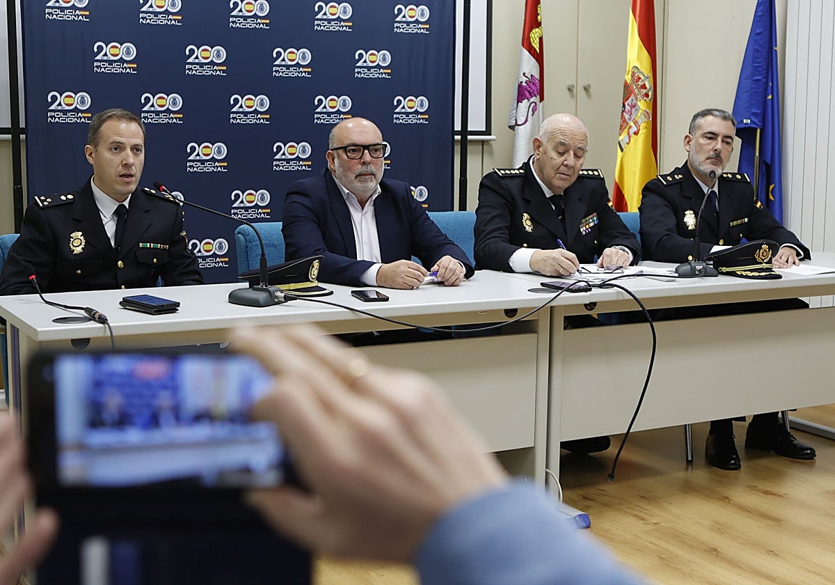 El Subdelegado del Gobierno en Soria, Miguel Latorre Francisco Moñux, comisario principal jefe provincial de la Policía Nacional y Ángel Muñoz, inspector jefe de la Brigada de Policía Judicial