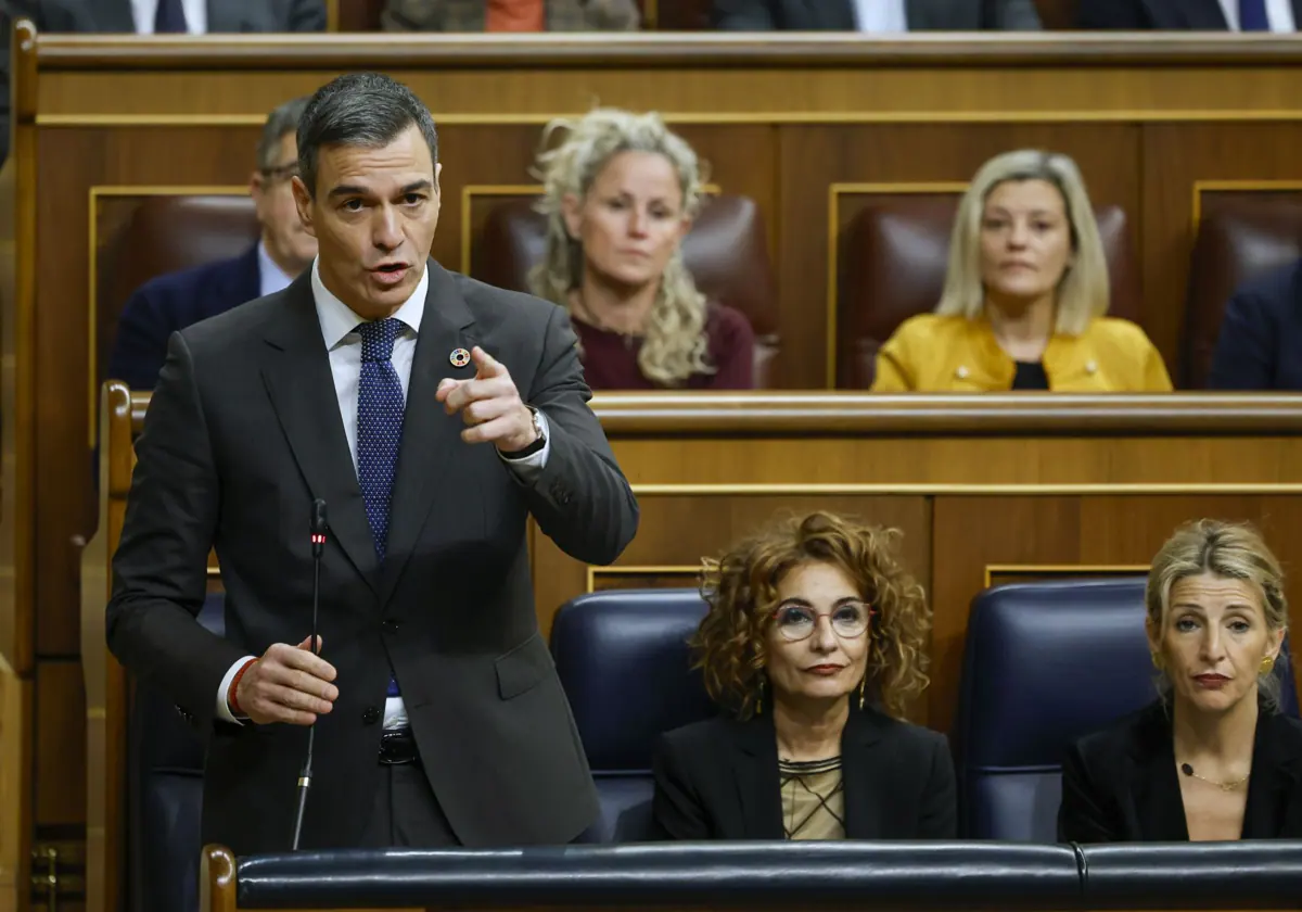 El presidente del Gobierno, Pedro Sánchez, señala al líder del PP, Alberto Núñez Feijóo, durante su último cara a cara del año, en la sesión de control del Congreso