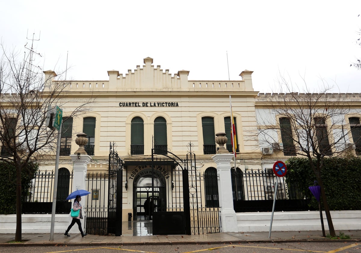 Una mujer camina por delante del cuartel de la Guardia Civil de Córdoba///////////