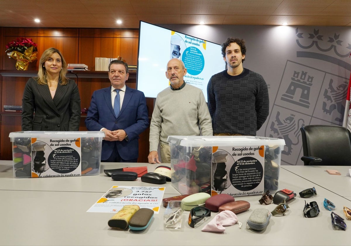 El consejero de la Presidencia, Luis Miguel González Gago, presenta los resultados de la campaña de recogida de gafas para Guinea-Bisáu promovida por la Junta de Castilla y León junto a la ONG Anawim