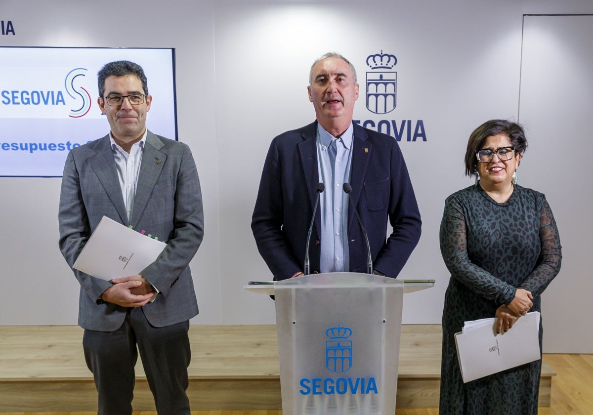 El alcalde de Segovia, José Mazarías, acompañado por la concejala de Hacienda, Contratación y Fondos Europeos, Rosalía Serrano, y el concejal de Obras y Servicios, José Luis Horcajo, presenta el borrador de presupuestos