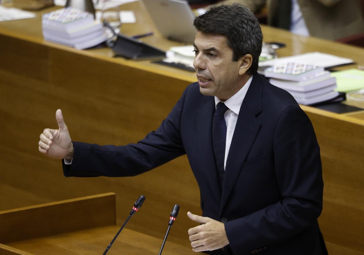 El presidente de la Generalitat, Carlos Mazón, durante su comparecencia en las Cortes Valencianas