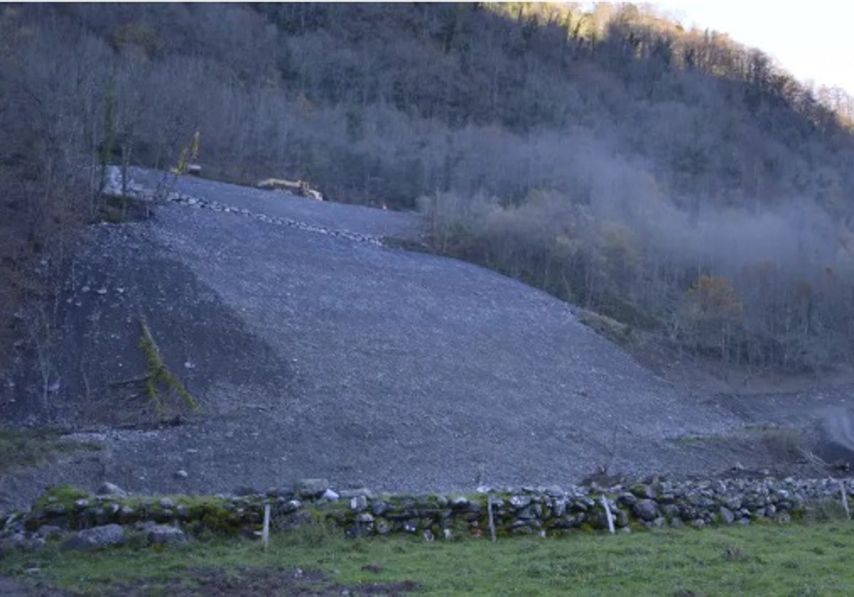 Las obras de estabilización de la ladera de la RN-134, en una imagen tuiteada por la Prefectura de los Pirineos Atlánticos, en la parte francesa