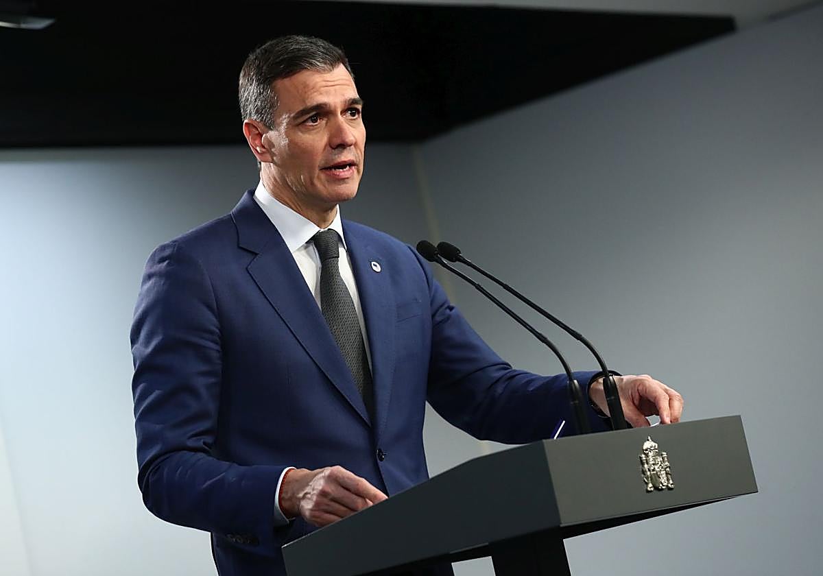 El presidente del Gobierno, Pedro Sánchez, ofrece una rueda de prensa en Bruselas
