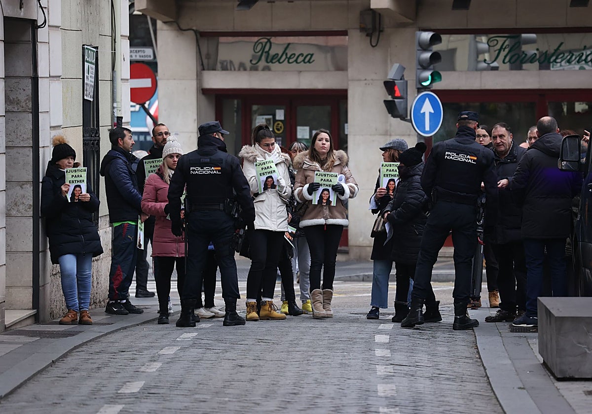 Familiares y amigos de Esther López, concentrados junto a los Juzgados de Valladolid
