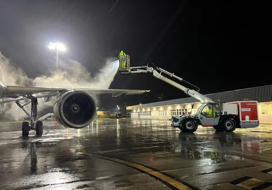 Los 'hombres del deshielo' de la T4: Barajas descongela cada invierno 1.500 aviones para que puedan volar