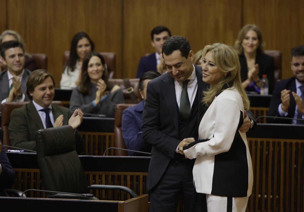 Juanma Moreno saluda a Carolina España en el Pleno de Presupuestos