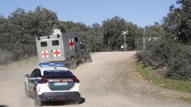 Entrada de los servicios sanitarios a la zona de maniobras en el lago