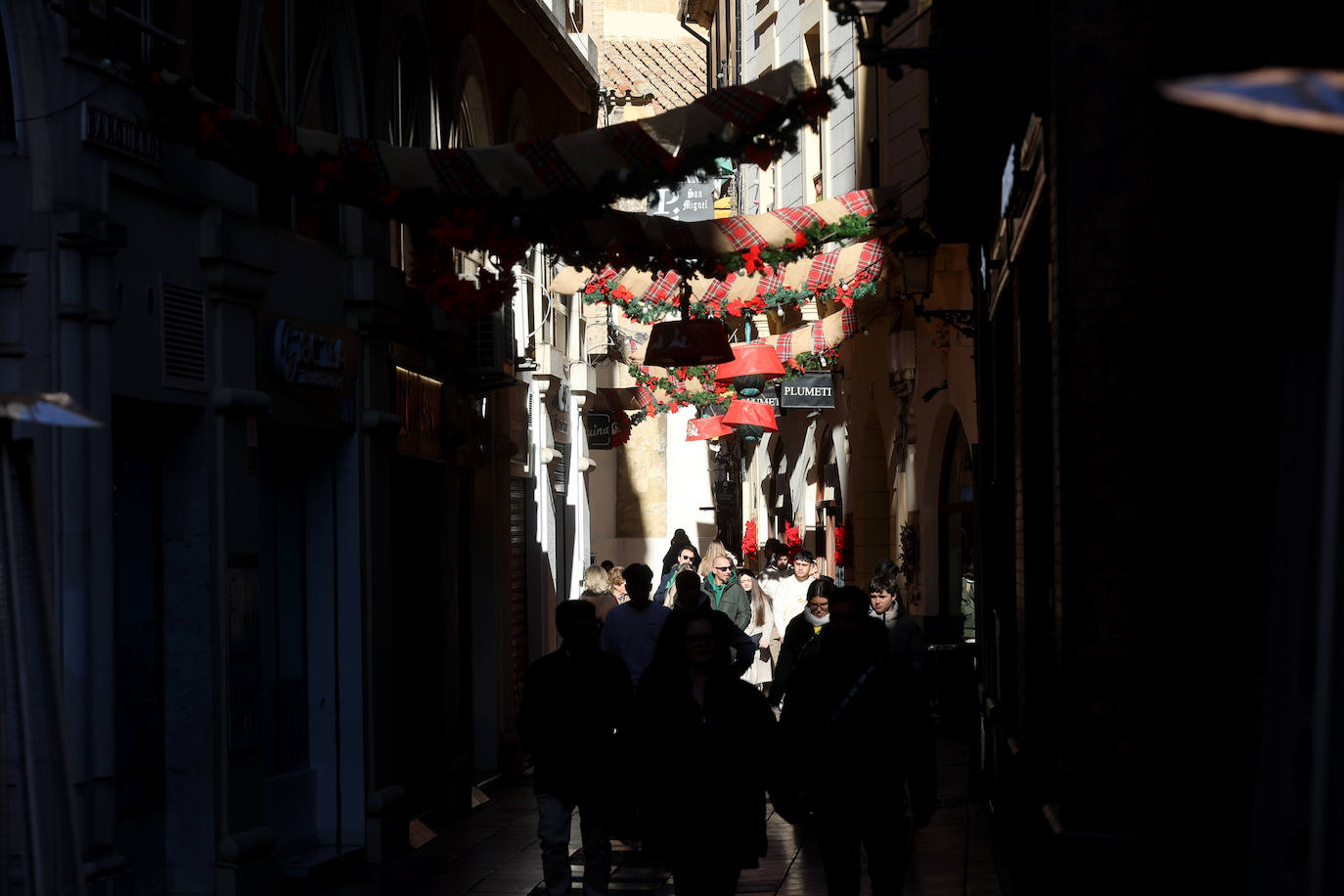 Las populares compras de regalos navideños en el Centro, en imágenes
