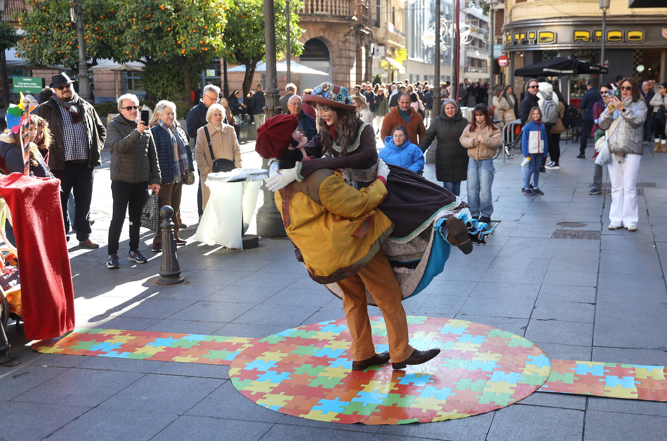 Las populares compras de regalos navideños en el Centro, en imágenes
