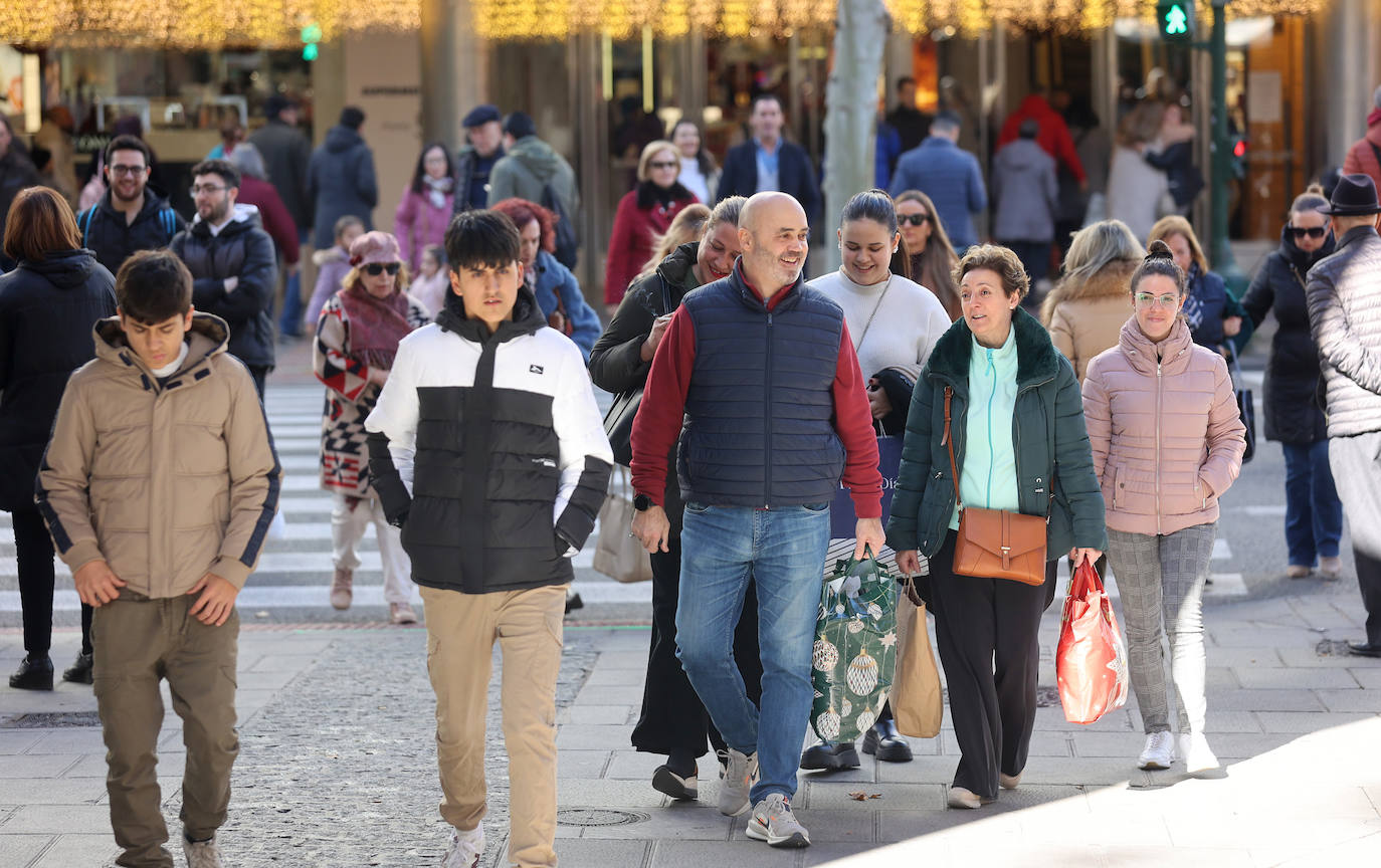 Las populares compras de regalos navideños en el Centro, en imágenes