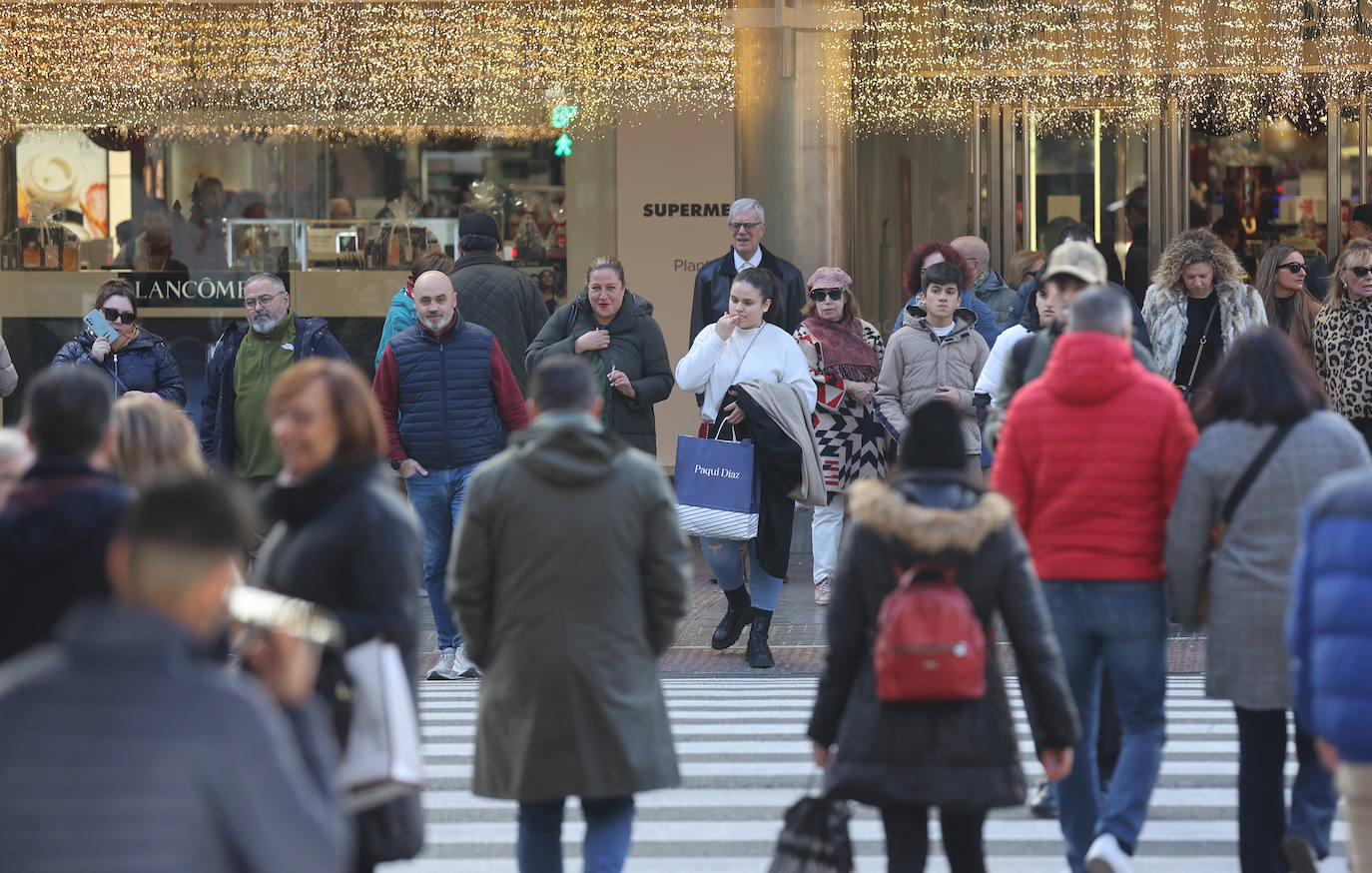 Las populares compras de regalos navideños en el Centro, en imágenes
