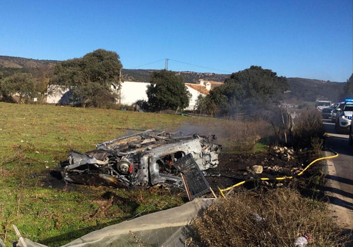 Vehículo calcinado en un accidente de tráfico en Alhama de Granada en una imagen distribuida por los bomberos