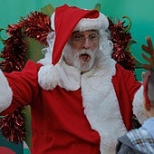 El chef José Andrés recupera el espíritu navideño en Paiporta vestido de Papa Noel