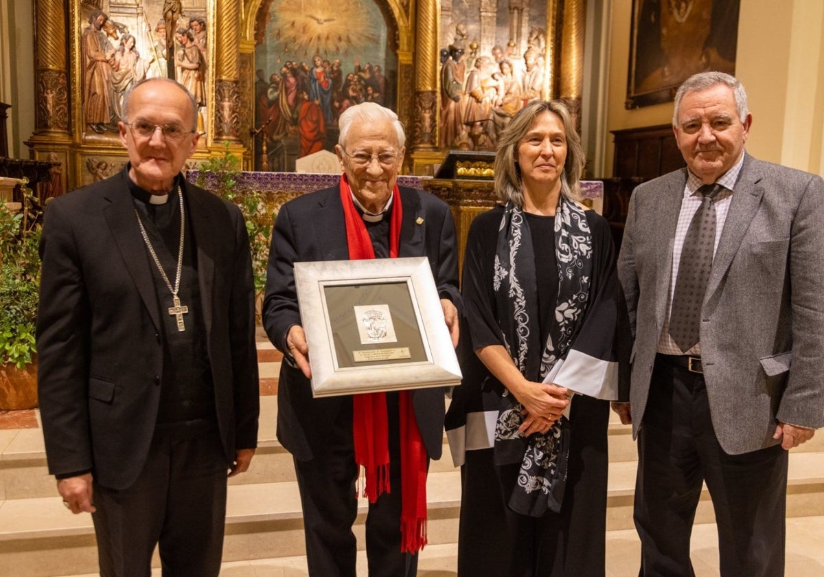 El obispo Julián Martorell, el padre Ángel, la alcaldesa Ana Guarinos y Juan Garrido, presidente de la Fundación Siglo Futuro