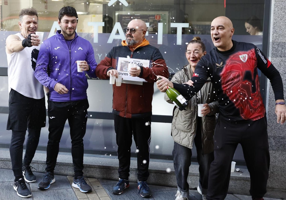 Algunos de los clientes del gimnasio, celebrando el premio