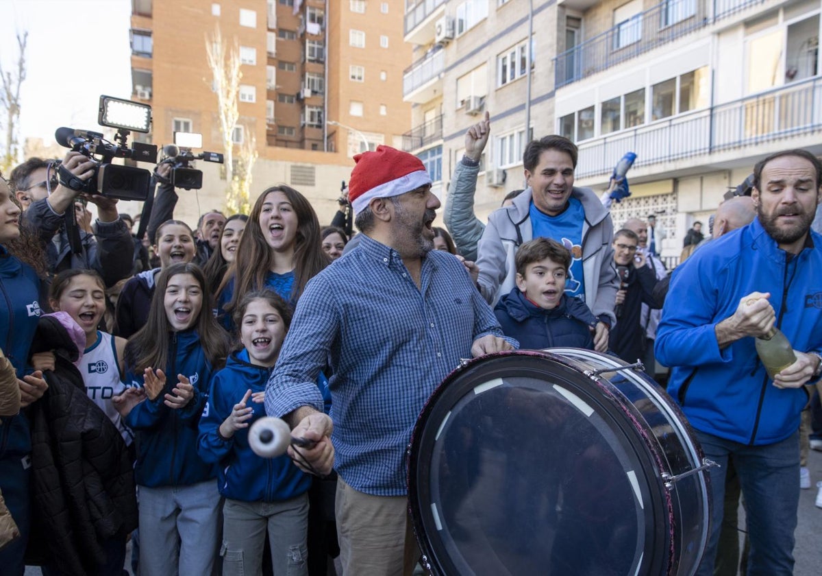 Aficionados del Club Deportivo Distrito Olímpico celebran el premio