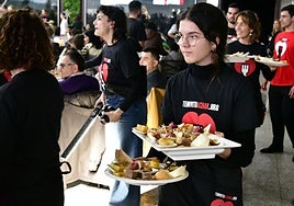 Más de 1.000 personas sin hogar se vuelven a reunir en la cena de Navidad de «Te invito a cenar»