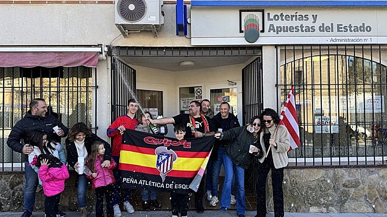 Componentes de la peña atlética Quijote de Esquivias en la administración de loterías