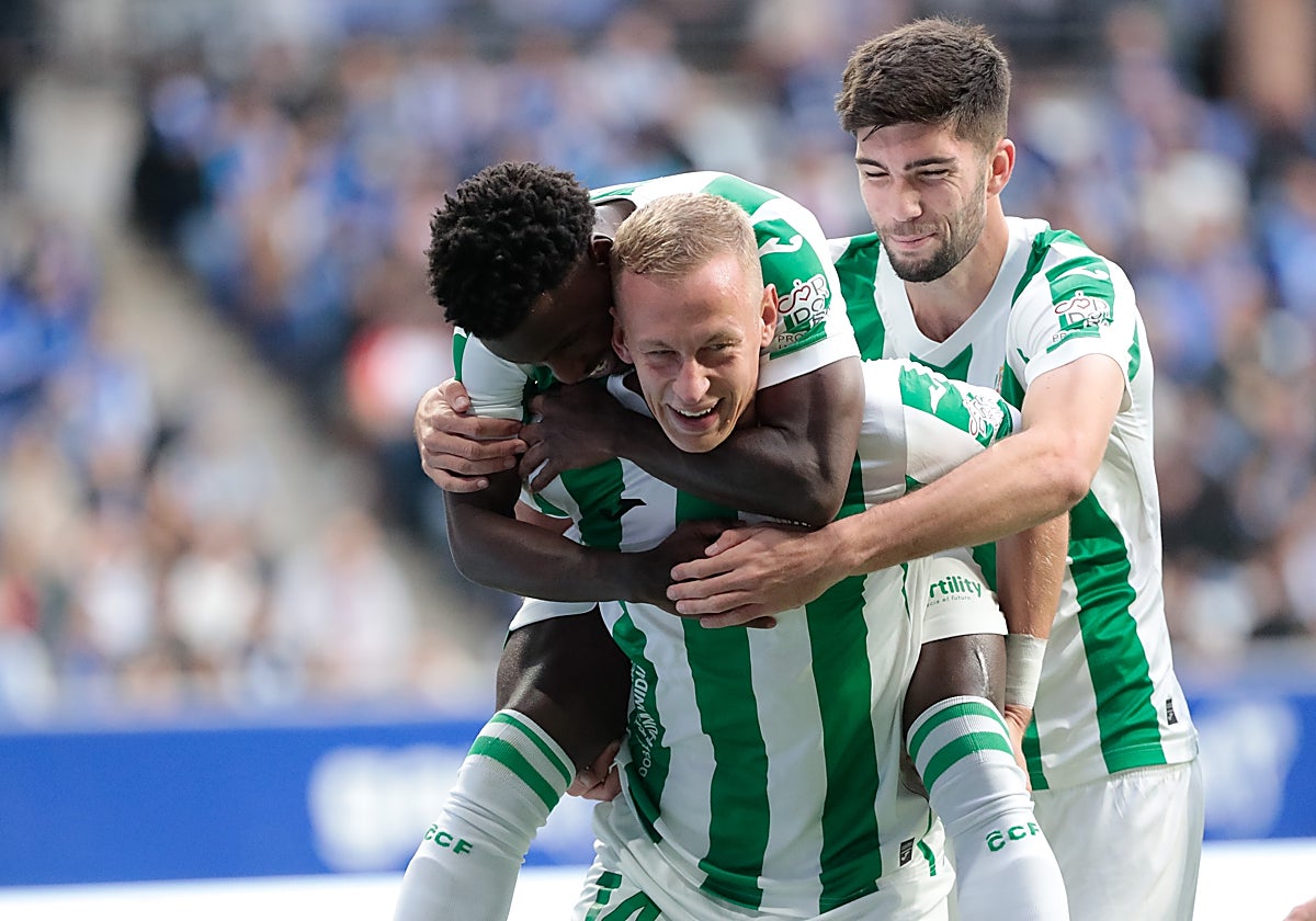 Adilson y Théo Zidane celebran con Obolskii el primer gol en el Carlos Tartiere
