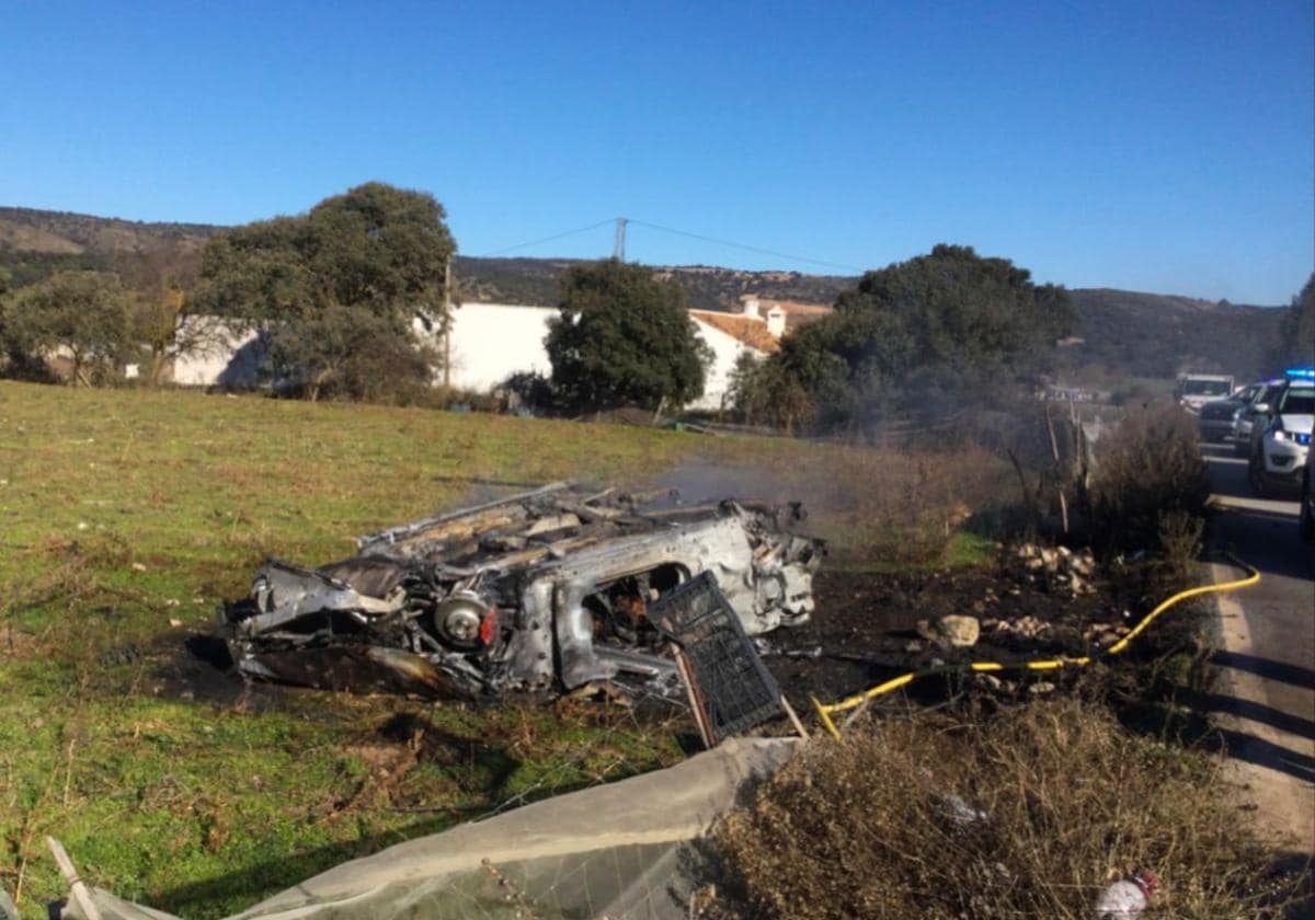 Vehículo calcinado en un accidente de tráfico en Alhama de Granada en una imagen distribuida por los bomberos